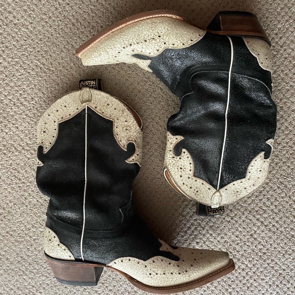 Amazing Genuine Leather Cowboy Boots from Justin Boots